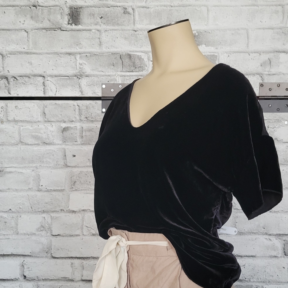 ❤️Babaton velvet/silk top. Black. Small.